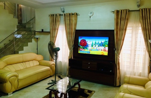 Ofin House | Luxury 4 Bedroom Apartment