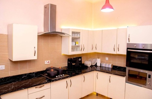Lagos House | Luxury 4 BR Apt w Parking, Hot Tub, Magodo Estate