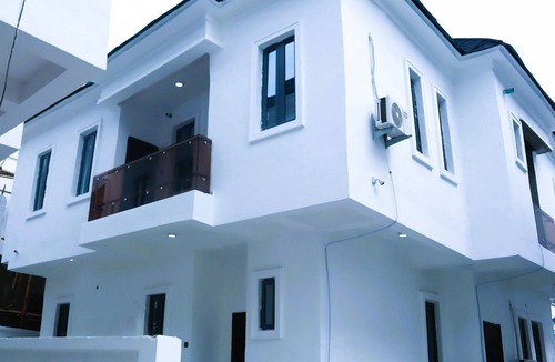 Ofin House | Luxury 5Bed Duplex With Starlink powered wifi Lekki