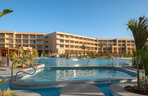 Hurghada Resort | Luxury Beachfront Escape with Reef, Pools, Spa & Kids’ Waterpark