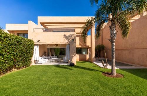 Menara Villa | Luxury Villa Private Pool & Golf View 7 min to center