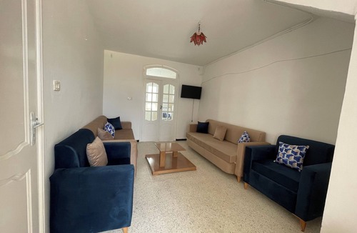 Al Marsa House | Maison élégante S+2 près de la plage : un havre de paix.