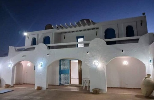 Midoun House | Maison Typique Avec Patio et Piscine