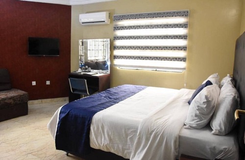 Epetu House | Mayfair Garden Gated Family & Business Friendly Secured Estate