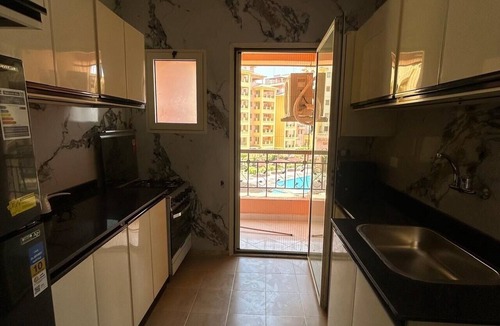 Dream Land Apartment | Modern 2-bedroom Apt | Dreamland Golf & Pool View