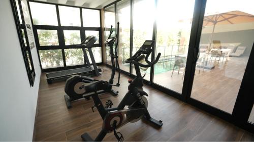 Ain Zaghouen Nord Apartment | Modern Smart Home with Office, Pool, Gym and Fast WiFi - 10 min to Airport