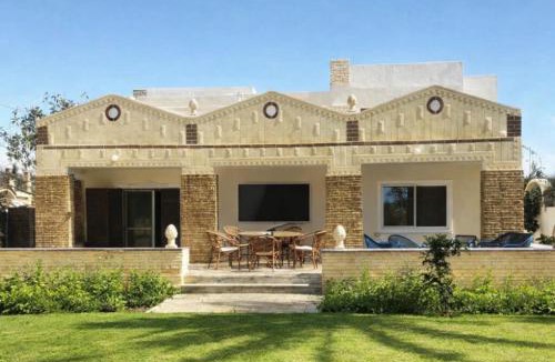 Al-'Amriyah Villa | NEW! The Diplomat - High Class - Family Villa - Private Pool - Bubble bath -new AC- Up to 10 guests - 4 Min Walk to Beach