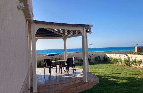 Iking Maryut House | On the beach house