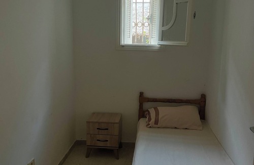 Sakiet Eddaier Apartment | Quiet, spacious seaside studio