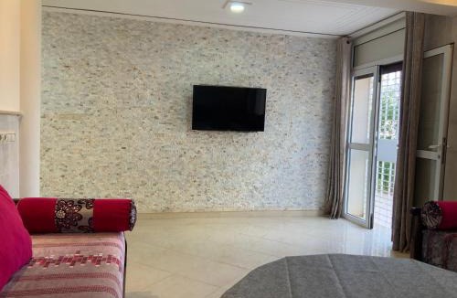 Hay El Qods Apartment | Rez-de-chaussée de villa agréable avec jardin dans un quartier calme et luxueux