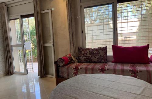 Hay El Qods Apartment | Rez-de-chaussée de villa agréable avec jardin dans un quartier calme et luxueux