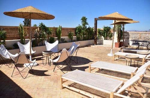 Bab Taghzout House | Riad Emberiza Sahari