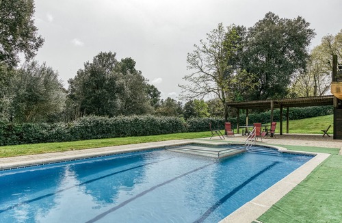 Pujals dels Pagesos Apartment | Room 'Garbi' with Shared Pool, Wi-Fi and Air Conditioning