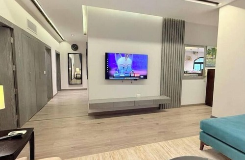 The 5th Settlement Apartment | Royal Suite with Private Entrance & Family Garden