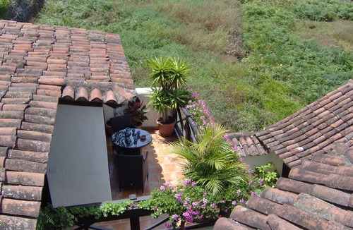 El Guincho Apartment | Rustic holiday home with balcony and sea view