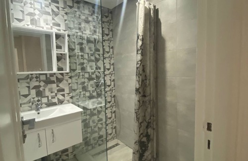 Ennasr Apartment | S+2 retapé totalement à neuf haut standing meublé très propre idéal pour famille