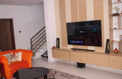 Ofin House | Spacious 4-bedroom house in beautiful Lekki with AC and gym