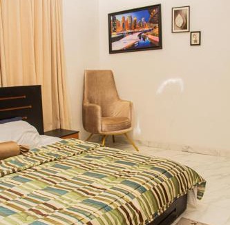 Ofin Hotel | Spacious 4 Bedroom With Fast WIFI 24hours Light and Secured, Close to Lekki Conservation