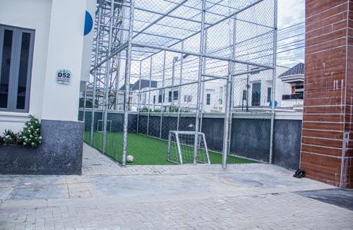 Ofin Hotel | Spacious 4 Bedroom With Fast WIFI 24hours Light and Secured, Close to Lekki Conservation