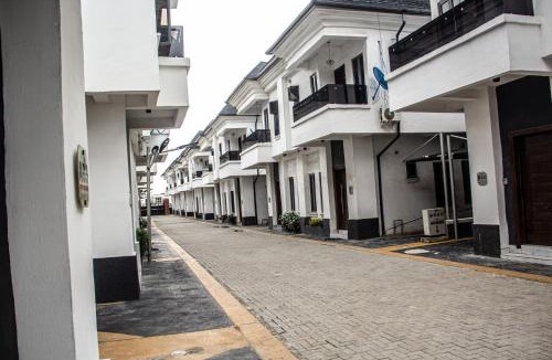 Ofin Hotel | Spacious 4 Bedroom With Fast WIFI 24hours Light and Secured, Close to Lekki Conservation