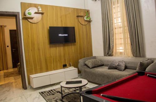 Ofin Hotel | Spacious 4 Bedroom With Fast WIFI 24hours Light and Secured, Close to Lekki Conservation