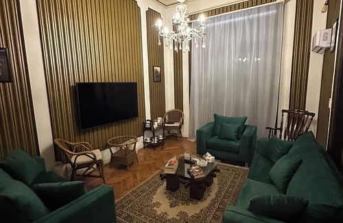 Qasr an-Nil Apartment | Spacious 5-bedroom apartment with AC, WiFi in fantastic Cairo Governorate