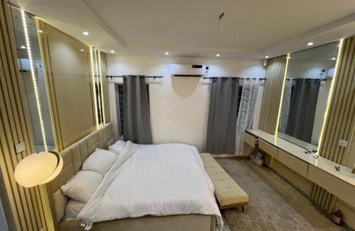 Loburo House | Spacious elegant 3 Bedroom Bungalow in RCCG Camp Mowe WiFi AC Solar