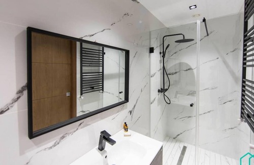Les Berges du Lac Apartment | Sunset 204 Luxury 2bds with Gym
