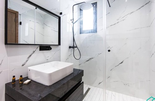 Les Berges du Lac Apartment | Sunset 204 Luxury 2bds with Gym
