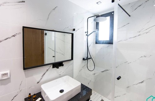 Les Berges du Lac Apartment | Sunset 204 Luxury 2bds with Gym