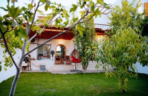 Yusuf as-Sidiq Villa | Tranquil Villa in Fayoum Private Pool Garden Lake Access