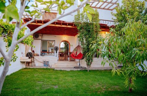 Yusuf as-Sidiq Villa | Tranquil Villa in Fayoum Private Pool Garden Lake Access