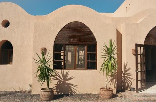 Al Bawiti Cabin | Tzila Bahariya