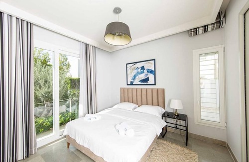 Les Berges Du Lac II Villa | Villa Cassel: Villa avec piscine et vue sur le lac