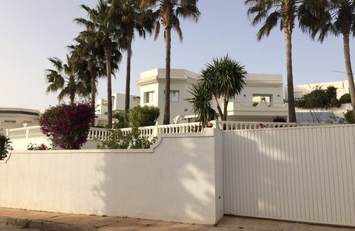 La Marsa Villa | Villa Gammarth - Banlieue Nord de Tunis et à 5 mn de la Plage, Tous Commerces