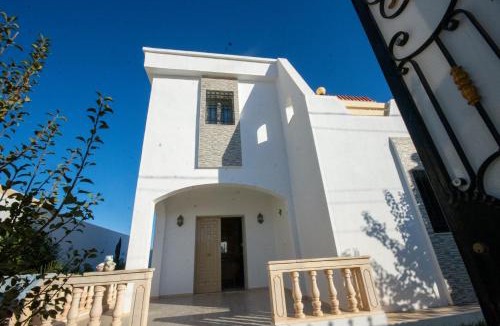 Erriadh Villa | Villa meublée avec piscine et abri de voiture