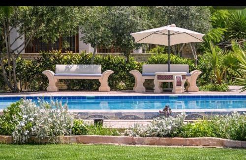 Al-'Amriyah Villa | White Family Villa - Private Pool - AC - Very Big Garden - 5 bedrooms - 5- Min Walk to Beach