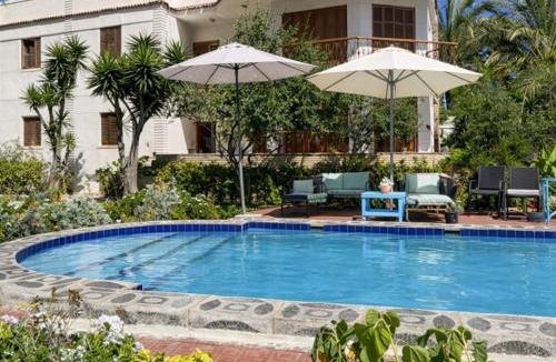 Al-'Amriyah Villa | White Family Villa - Private Pool - AC - Very Big Garden - 5 bedrooms - 5- Min Walk to Beach