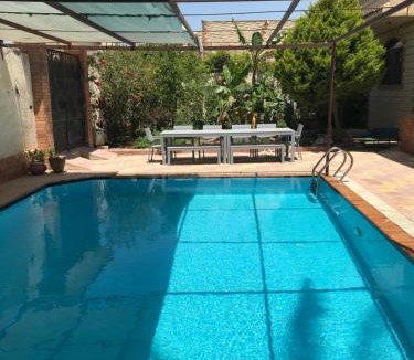 Al-'Amriyah Villa | Yellow Family Villa - Private Pool - AC- 5 Min Walk to Beach -