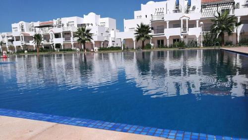 2 Bed Flat - Sleeps 5 - Pets - Pool - Parking