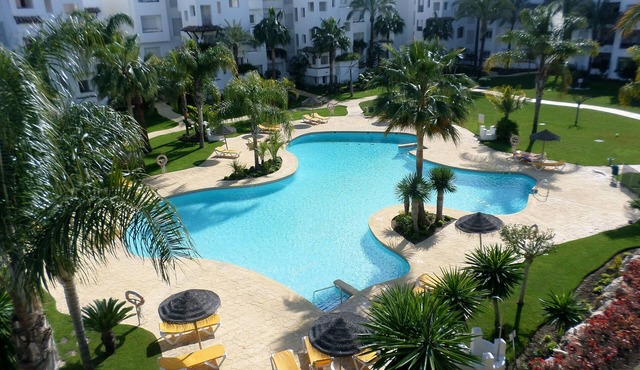 2 Bedroom Beachside Apartment Overlooking Pool & Palm Trees On New Golden Mile in cancelada