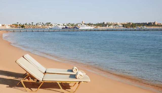 4 Family-Friendly Rooms with Outdoor Pools and Breakfast Near Makadi Water World