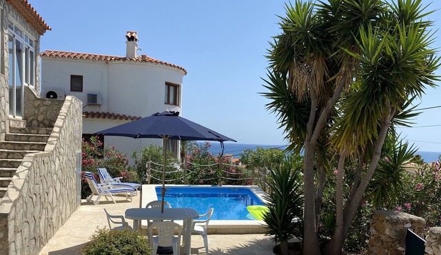 Air conditioned villa with sea view, WiFi, and private pool in Alcossebre
