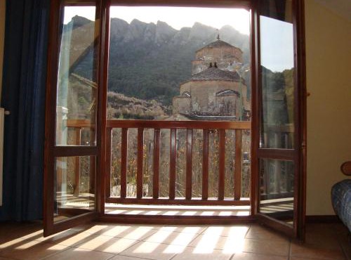 apartamentos turisticos san juan de la peña in Santa Cruz de la Serós
