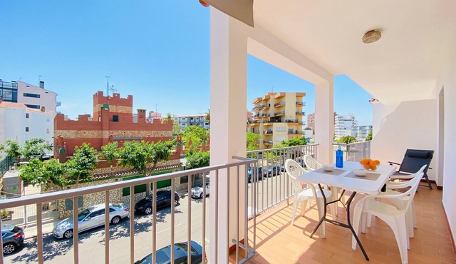 APARTAMENTOS AQUARIUM (REF 2A). ON THE BEACHFRONT, PERFECT X 2. in Roses