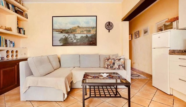 Apartment 1 with panoramic window in the bedroom facing the sea and Risco Famara in CN