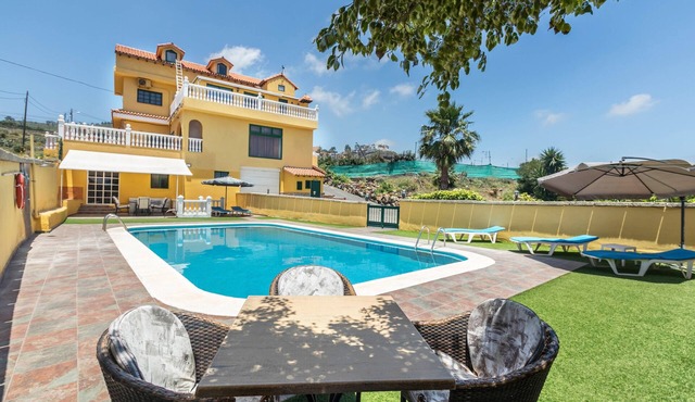 Apartment 'Buhardilla Armonia Rural' with Sea View, Shared Pool, Garden & Wi-Fi in Granadilla de Abona