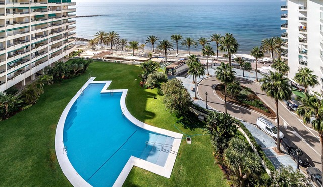 Apartment 'Edificio Caesar Imperator' with Sea View, Pool, Wi-Fi & Garden in Marbella
