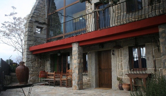 Authentic stone house with beautiful views of the El Burguiilo reservoir in El Barraco