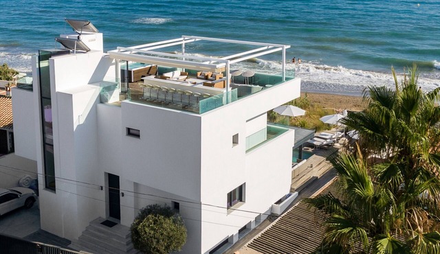Beachfront Villa with Heated Pool & Spa in Marbella